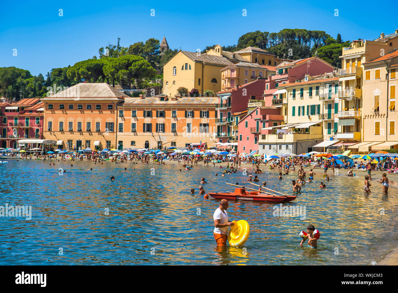 Sestri Levante, Liguria, Italia - Agosto 16, 2019: cittadina sulla Riviera Levante / spiaggia di sabbia sulla costa del mare con belle viste / Vacanze in Foto Stock