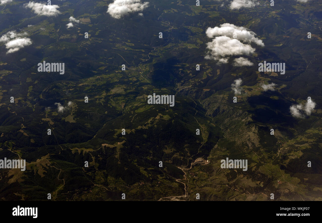 La superficie della terra e le nuvole. Vista dall'alto del velivolo Foto Stock