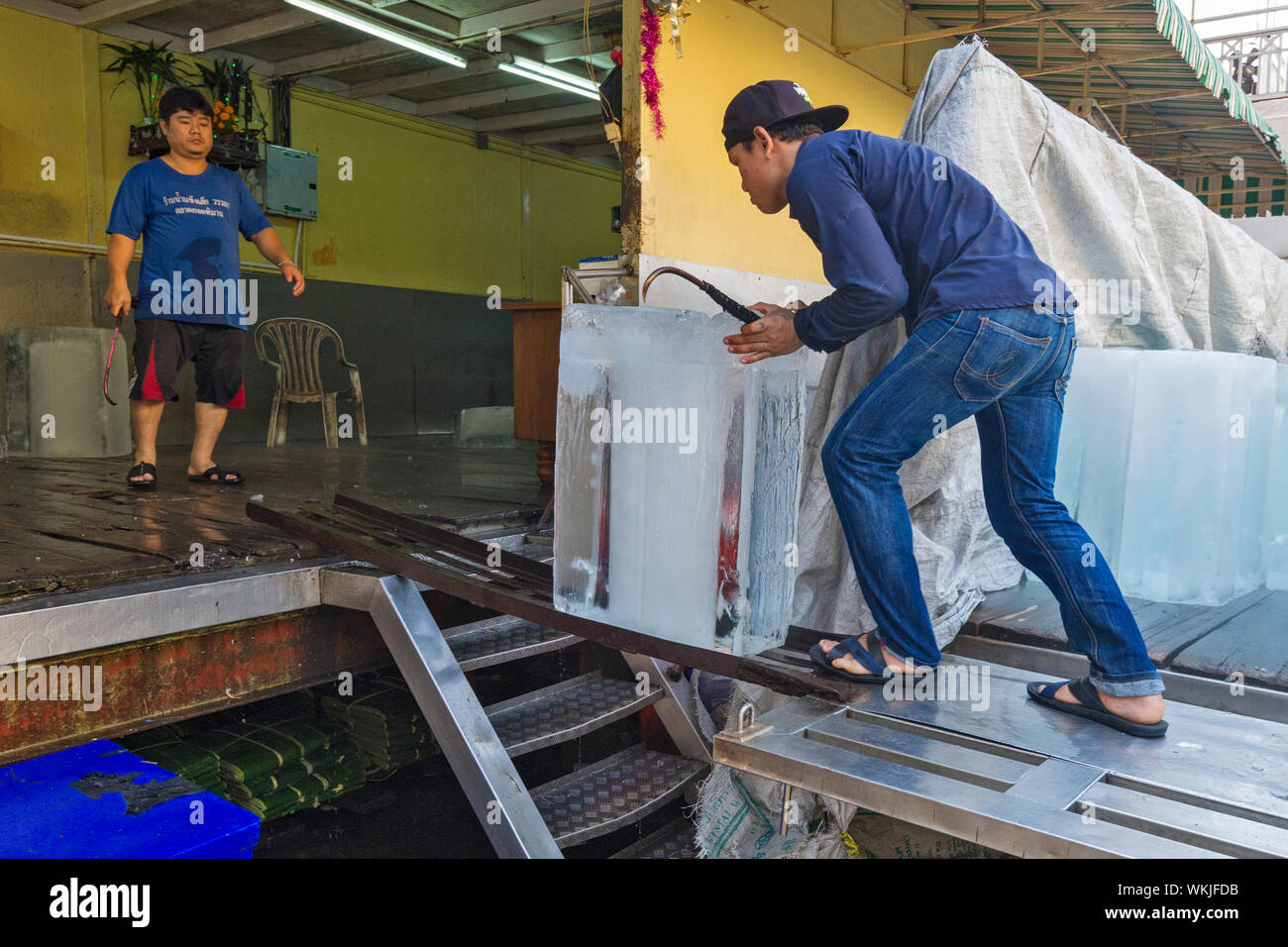 Caricamento di ghiaccio in Chinatown, Bangkok, Thailandia Foto Stock