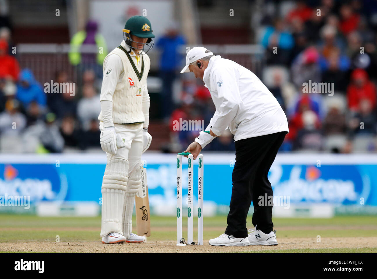 Il terzo arbitro luoghi balle più pesanti sul paletto moncone durante il primo giorno della quarta prova di ceneri a Emirates Old Trafford, Manchester. Foto Stock
