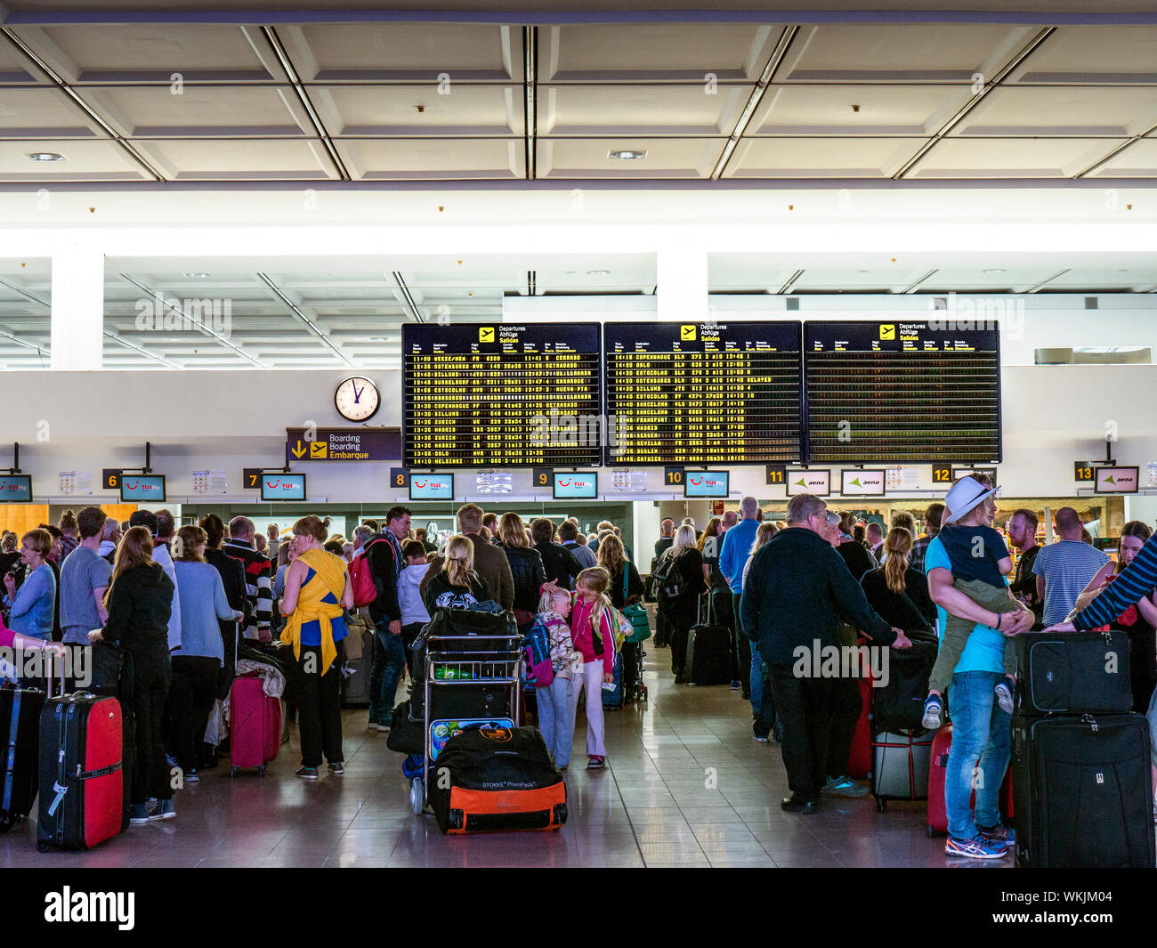 RITARDI AEROPORTO COLPISCE LE CODE di vacanza TUI volo charter passeggeri e bagagli attendere sul aeroporto di atrio per il check-in ai loro voli Lanzarote Spagna UE Foto Stock