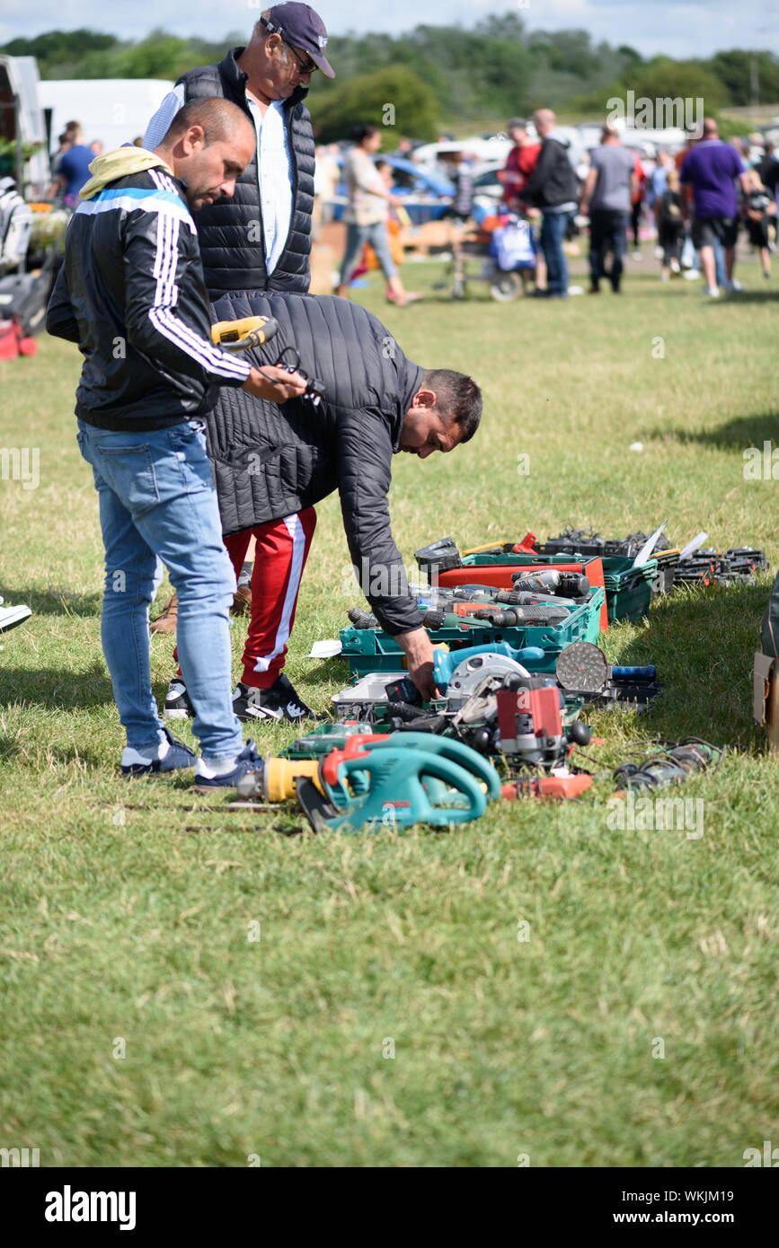 CHELMSFORD ESSEX/Inghilterra - 1 giugno 2019 - Uomini visitando un bagagliaio della vettura in vendita in Boreham Essex dove stanno guardando le punte e gli strumenti per il lavoro e possono Foto Stock