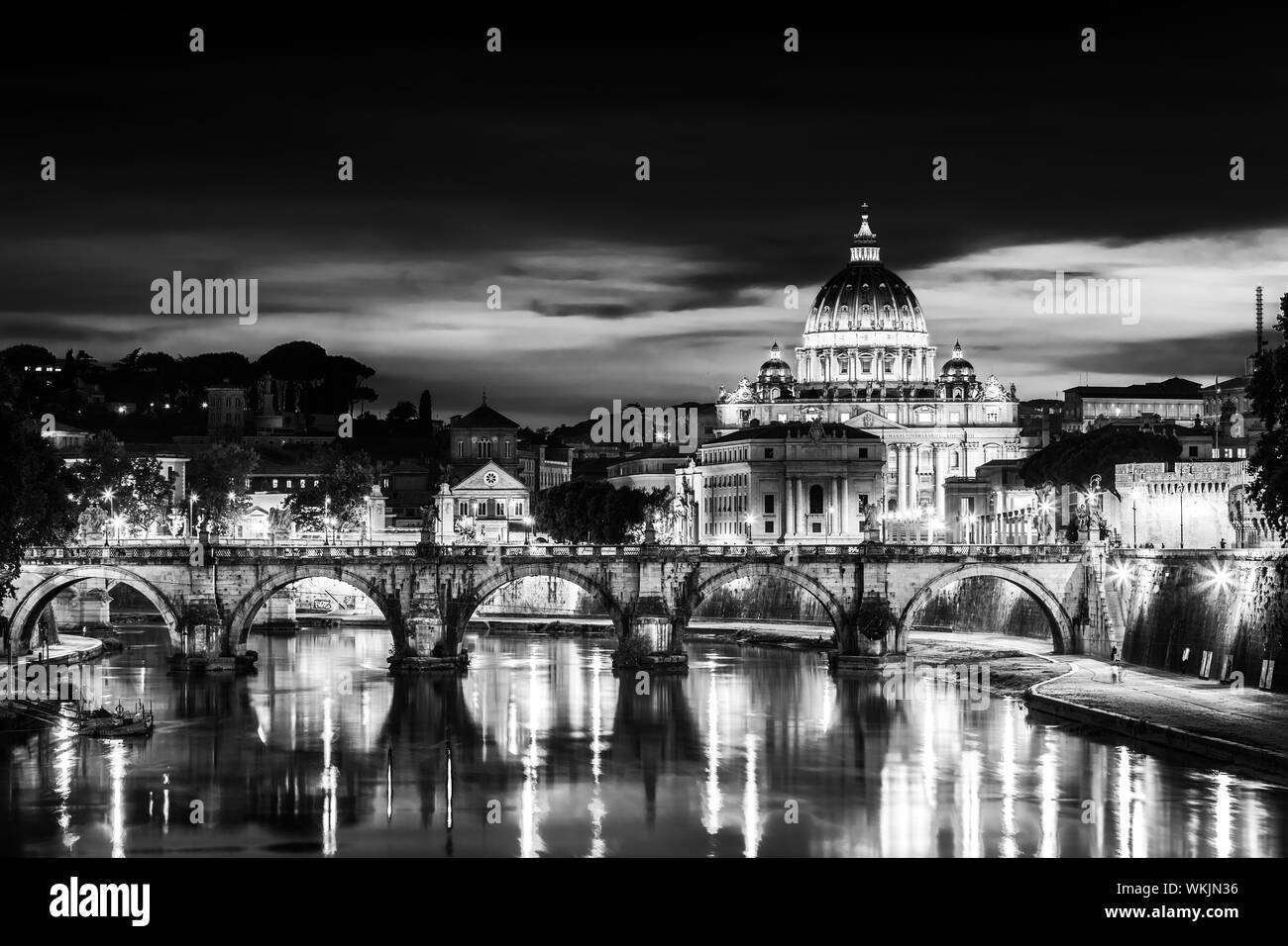 Vista notturna del vecchio ponte romano di Adriano e la cattedrale di San Pietro in Vaticano Roma Italia. Foto Stock