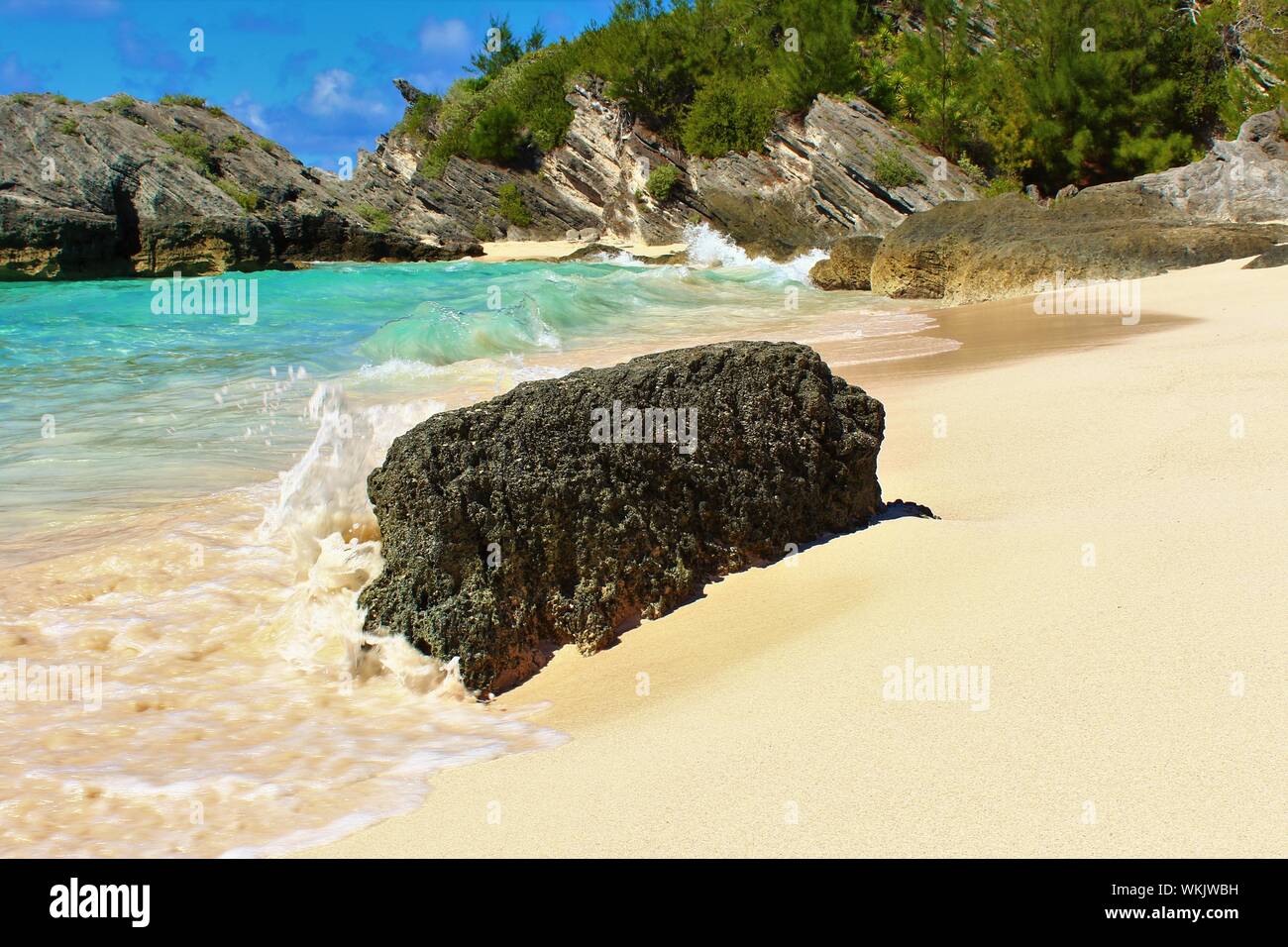 Una sezione della bellissima "Spiaggia nascosta", una spiaggia appartata cove sull'isola delle Bermuda, e idilliaco con turchesi acque di mare e spiagge di sabbia bianca. Foto Stock