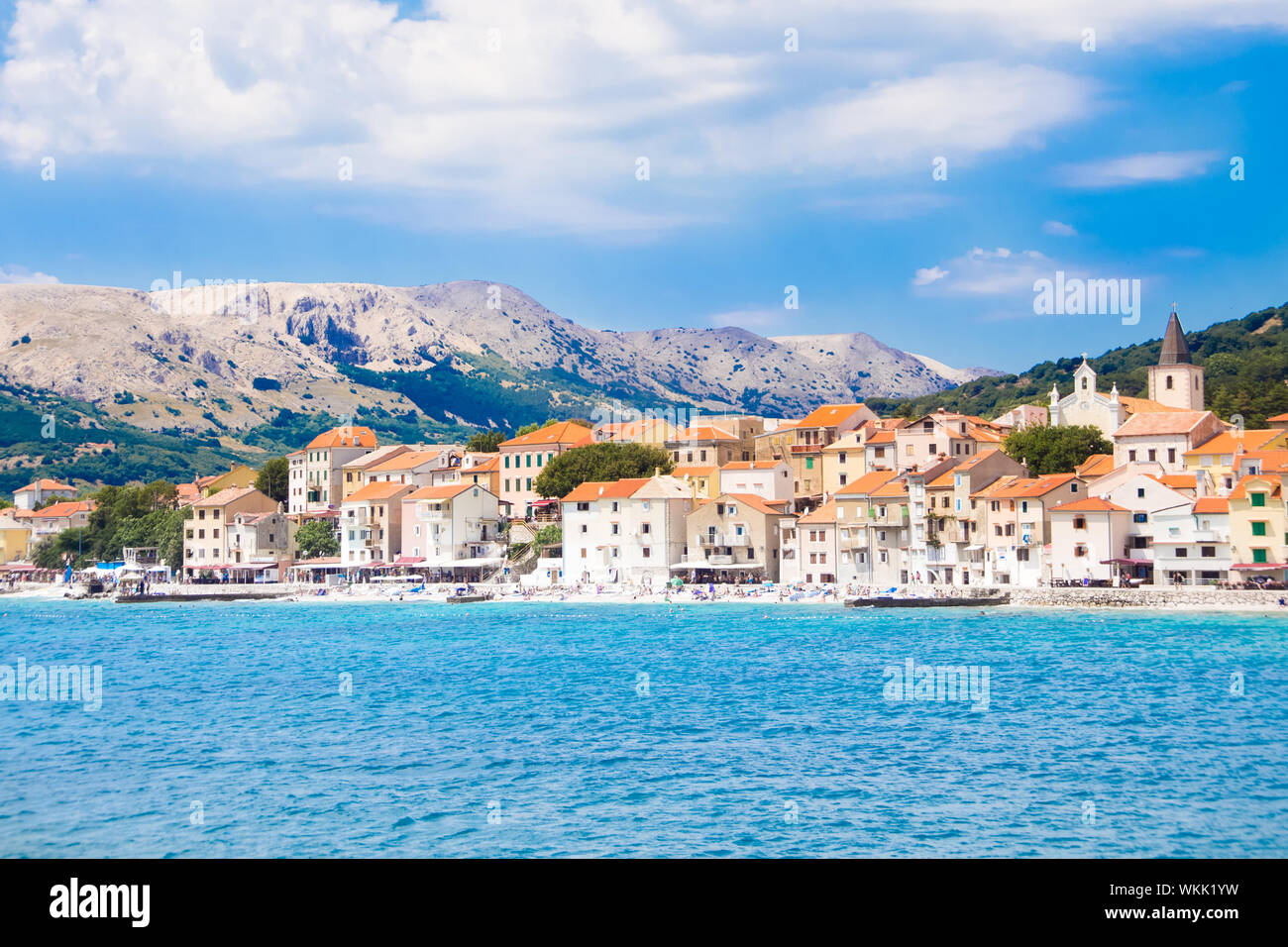 Vista panoramica della città di Baska, popolare destinazione turistica sulla isola di Krk, Croazia, Europa. Foto Stock