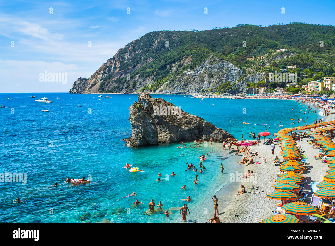 Monterosso al Mare, provincia di La Spezia, Italia - Agosto 17, 2019: linea di riva con un city beach / Liguria grande spiaggia / Italia / Vacanze Cinque Terre Foto Stock