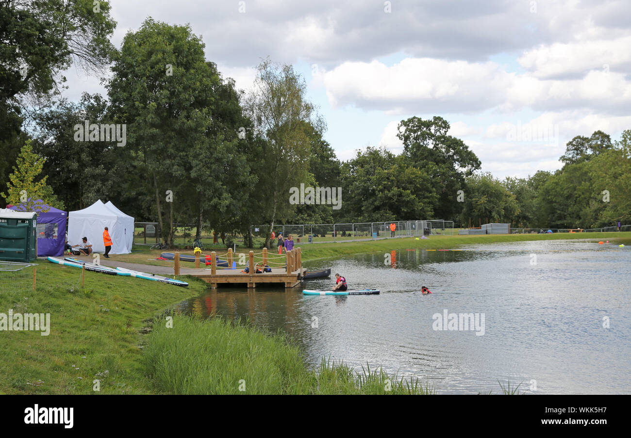 Preparare i clienti a noleggio una racchetta pensione presso la nuova piscina lago presso il recentemente ristrutturato posto Beckenham Park, sud-est di Londra, Regno Unito. Foto Stock