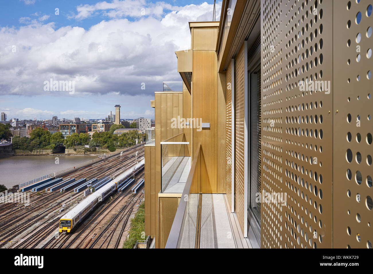 Forata in lega di rame schermo e vista del Tamigi e i binari della ferrovia. Casa di Faraday a Battersea Power Station di Londra, Regno Unito. Architetto: dR Foto Stock