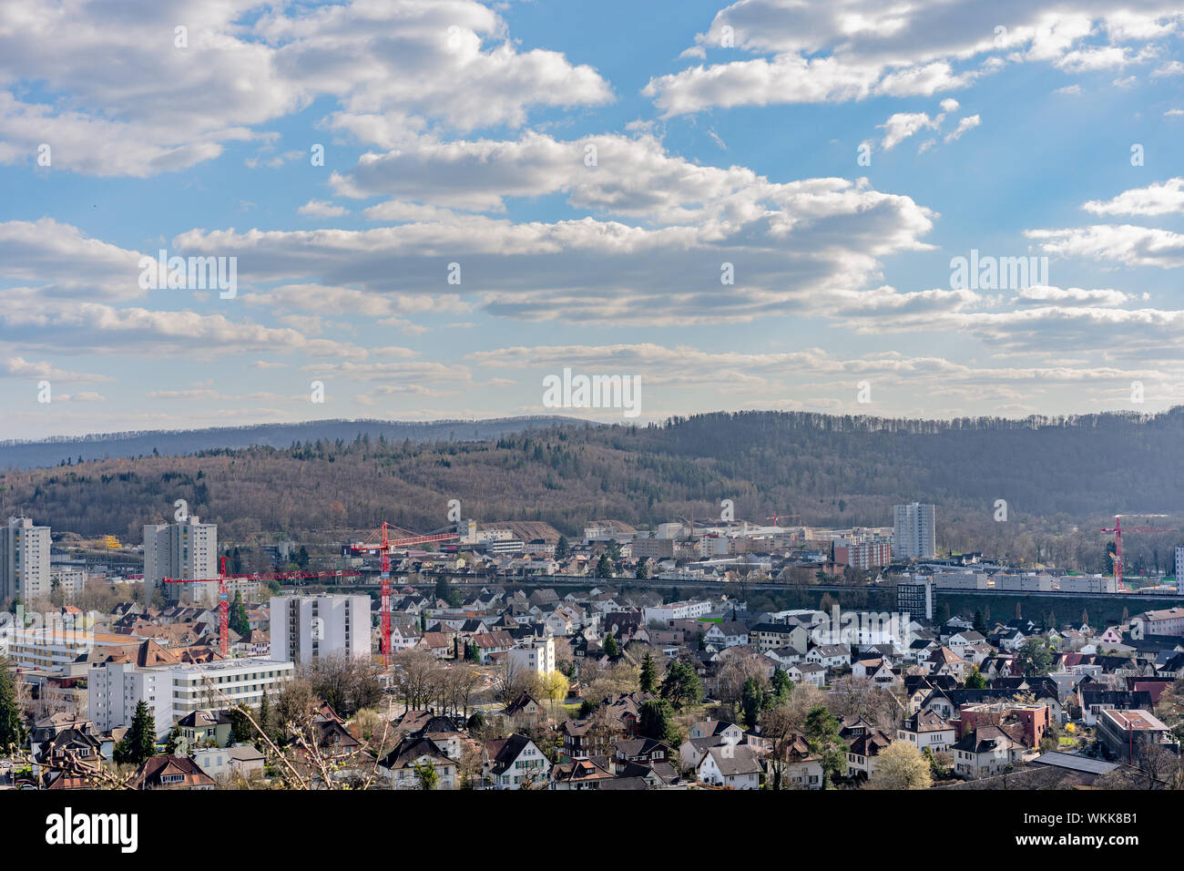 Paesaggio di Brugg a ovest con i quartieri residenziali, l'industria e il terrapieno della ferrovia. Foto Stock