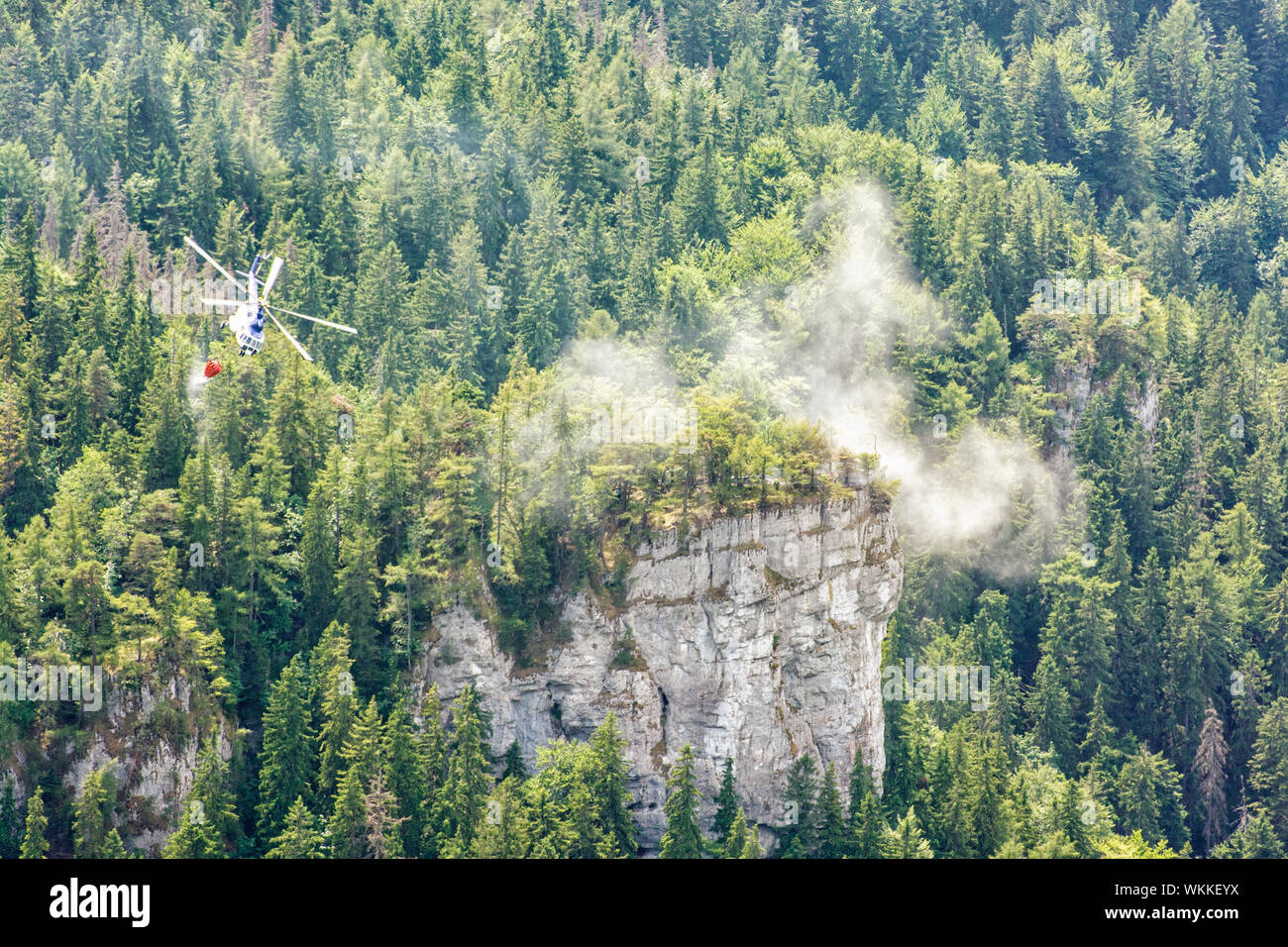 Elicottero di fuoco si estingue il fuoco nella foresta, Gader valley, grande Fatra, Repubblica slovacca. Azione di salvataggio. Foto Stock