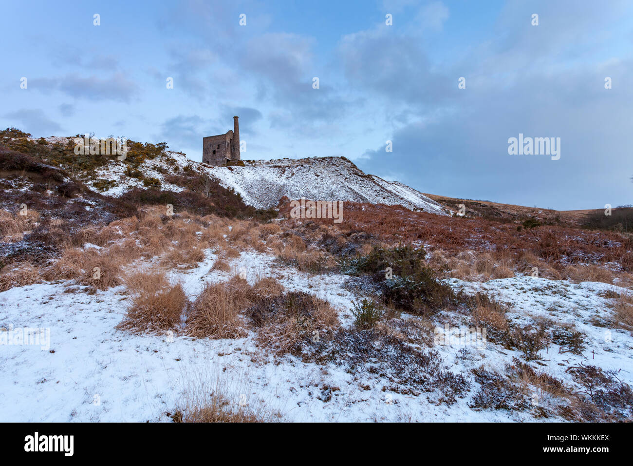 Wheal Betsy, il vecchio motore di data mining house rimane sul Parco Nazionale di Dartmoor, Devon nella neve Foto Stock