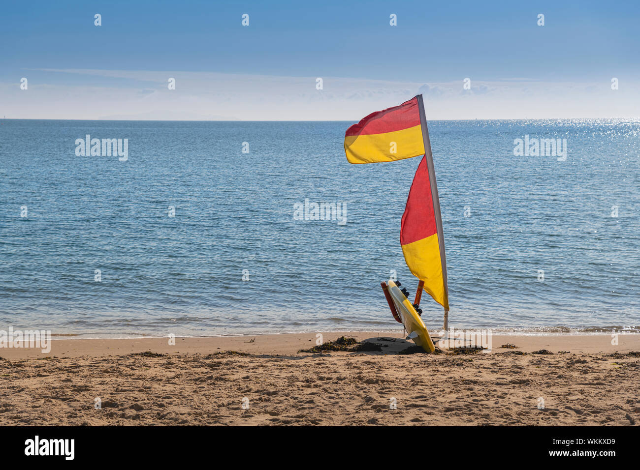 Spiaggia flag di sicurezza e tavole da surf su una spiaggia in Scozia Foto Stock