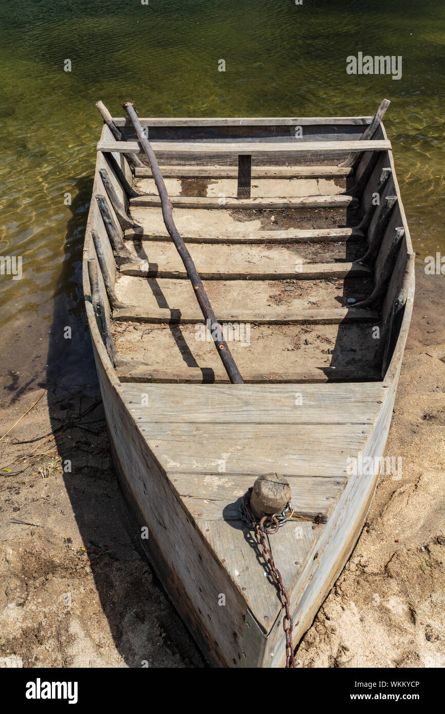 Una piccola imbarcazione in legno che trasporta persone, animali e merci da una sponda del fiume per gli altri Foto Stock