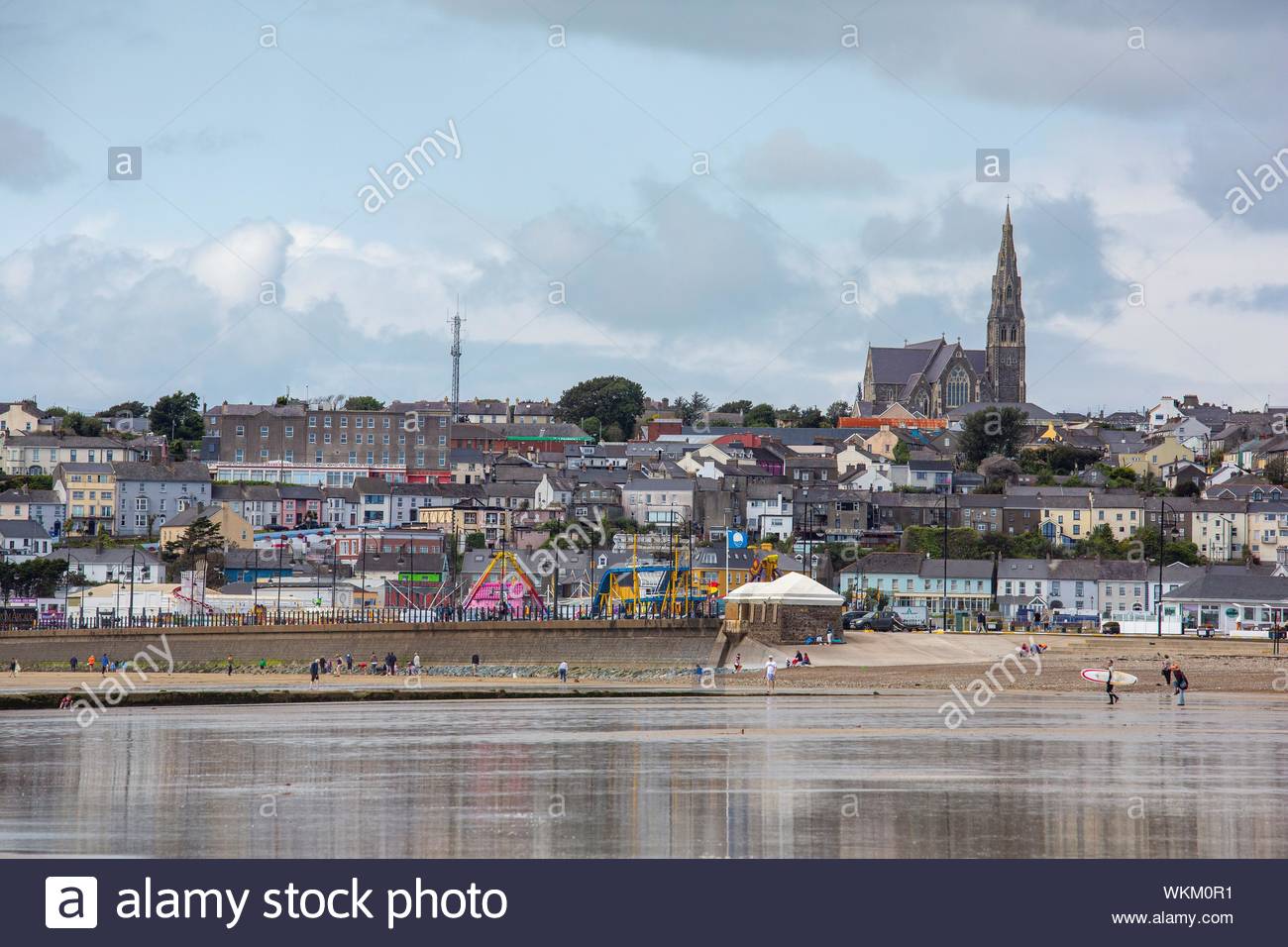 Una vista della città balneare di Tramore in Irlanda adottate dalla spiaggia in un giorno d'estate. Foto Stock