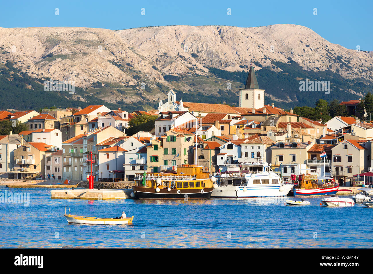 Vista panoramica della città di Baska, popolare destinazione turistica sulla isola di Krk Croazia Europa. Foto Stock