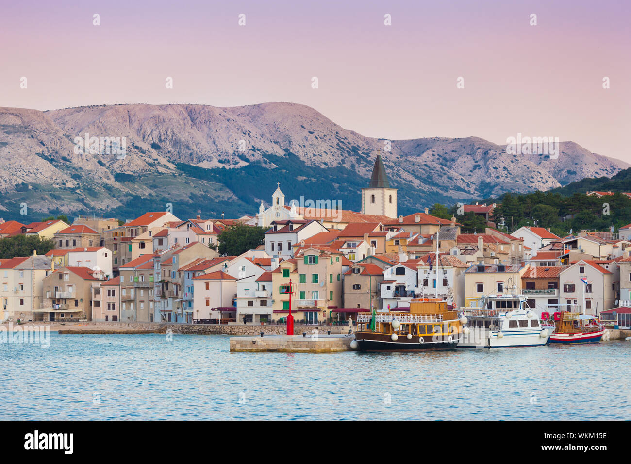 Vista panoramica della città di Baska, popolare destinazione turistica sulla isola di Krk Croazia Europa. Foto Stock