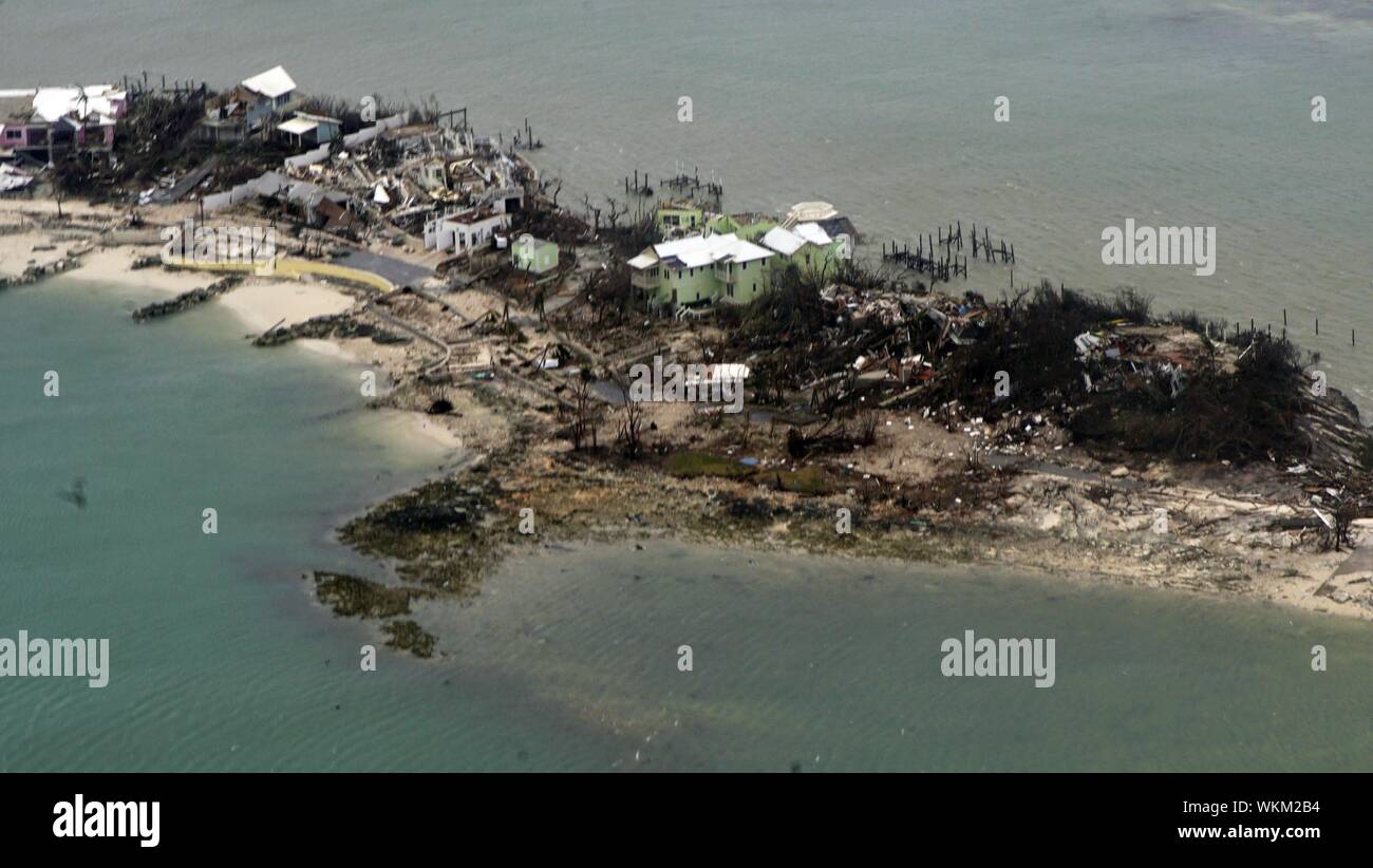 Viste delle Bahamas da una guardia costiera della città di Elizabeth C-130 che dopo l uragano Dorian si sposta a nord sett. 3, 2019, 3 settembre 2019. Uragano Dorian fatto approdo sabato e intensificata in domenica. Stati Uniti Coast Guard foto di Sottufficiali di seconda classe Adam Stanton. () Foto Stock
