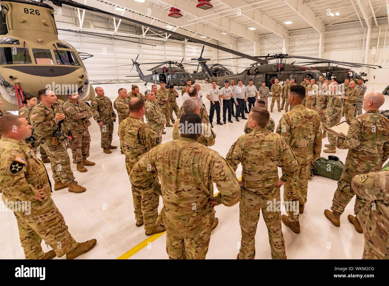 OPA-LOCKA, Florida, Florida (2 settembre 2019) -- Florida la Guardia Nazionale di soldati e aviatori, dal CBRN Enhanced Response Force Package (CERFP), attrezzature di carico e prepararsi per le missioni di potenziale rispondendo a uragano Dorian, 2 settembre 2019. (Foto di Ching Oettel). () Foto Stock
