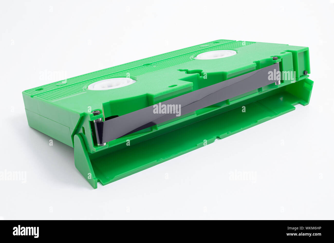 Nastro VHS con coperchio aperto e il nastro magnetico esposto. Verde, VHS Video Home System. Foto Stock