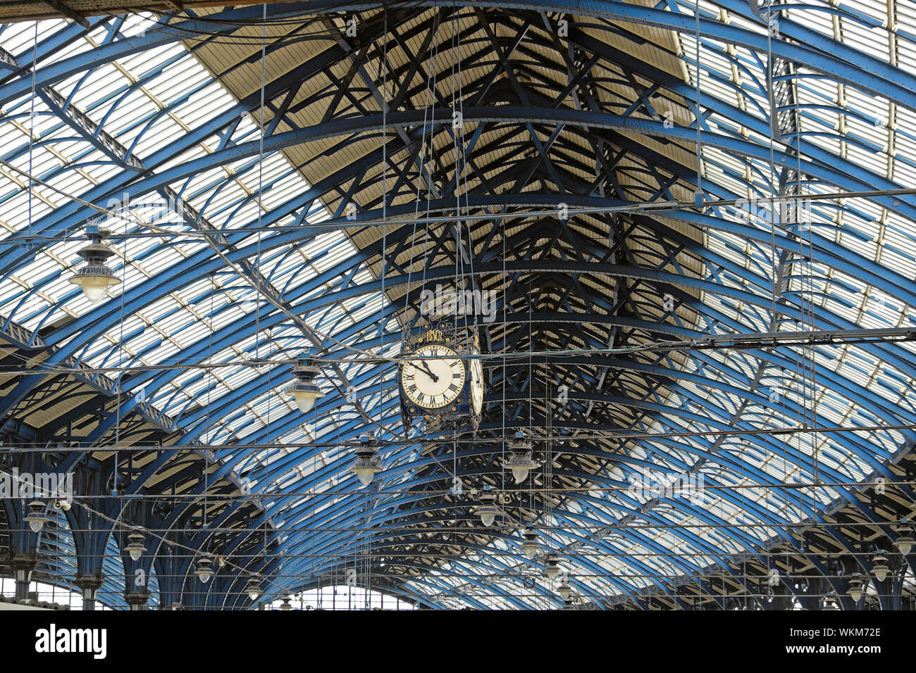 Stazione ferroviaria di Brighton edificio storico treno capannone vista interna in ferro e vetro la costruzione del tetto e orologio Inghilterra Gran Bretagna UK KATHY DEWITT Foto Stock