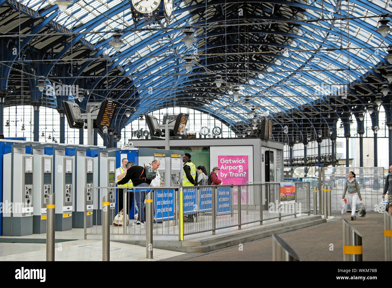 Stazione ferroviaria di Brighton treno capannone vista interna della struttura di tetto e persone che acquistano biglietti presso la biglietteria automatica Inghilterra Gran Bretagna UK KATHY DEWITT Foto Stock