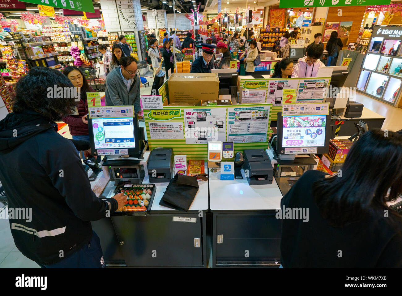 HONG KONG CINA - Circa febbraio, 2019: Self Service Express aeon al supermercato in Hong Kong. Foto Stock