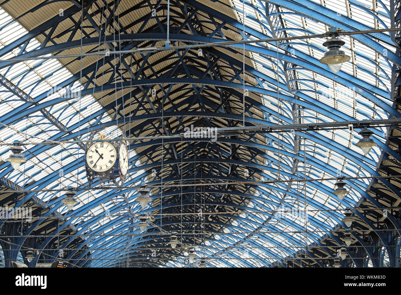 Stazione ferroviaria di Brighton edificio storico treno capannone vista interna in ferro e vetro la costruzione del tetto e orologio Inghilterra Gran Bretagna UK KATHY DEWITT Foto Stock