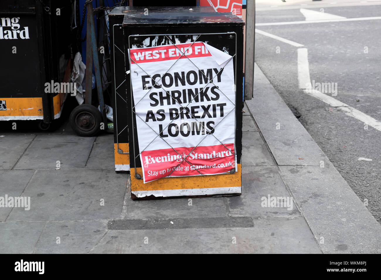 "Economia si restringe come telai BREXIT' Evening Standard West End poster finale in una strada a Londra England Regno Unito 9 Agosto 2019 KATHY DEWITT Foto Stock