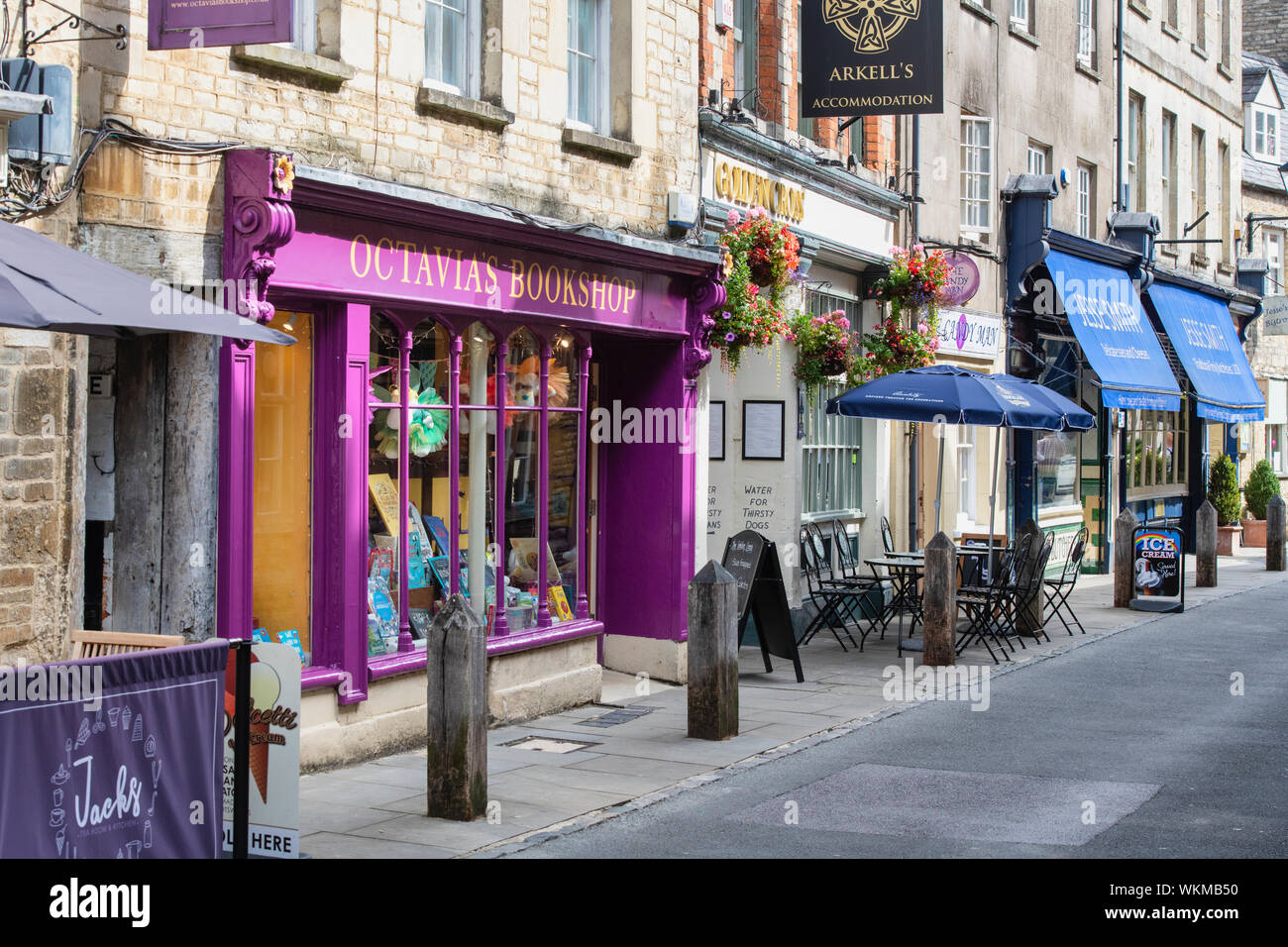 Negozi lungo black jack street. Cirencester, Cotswolds, Gloucestershire, Inghilterra Foto Stock