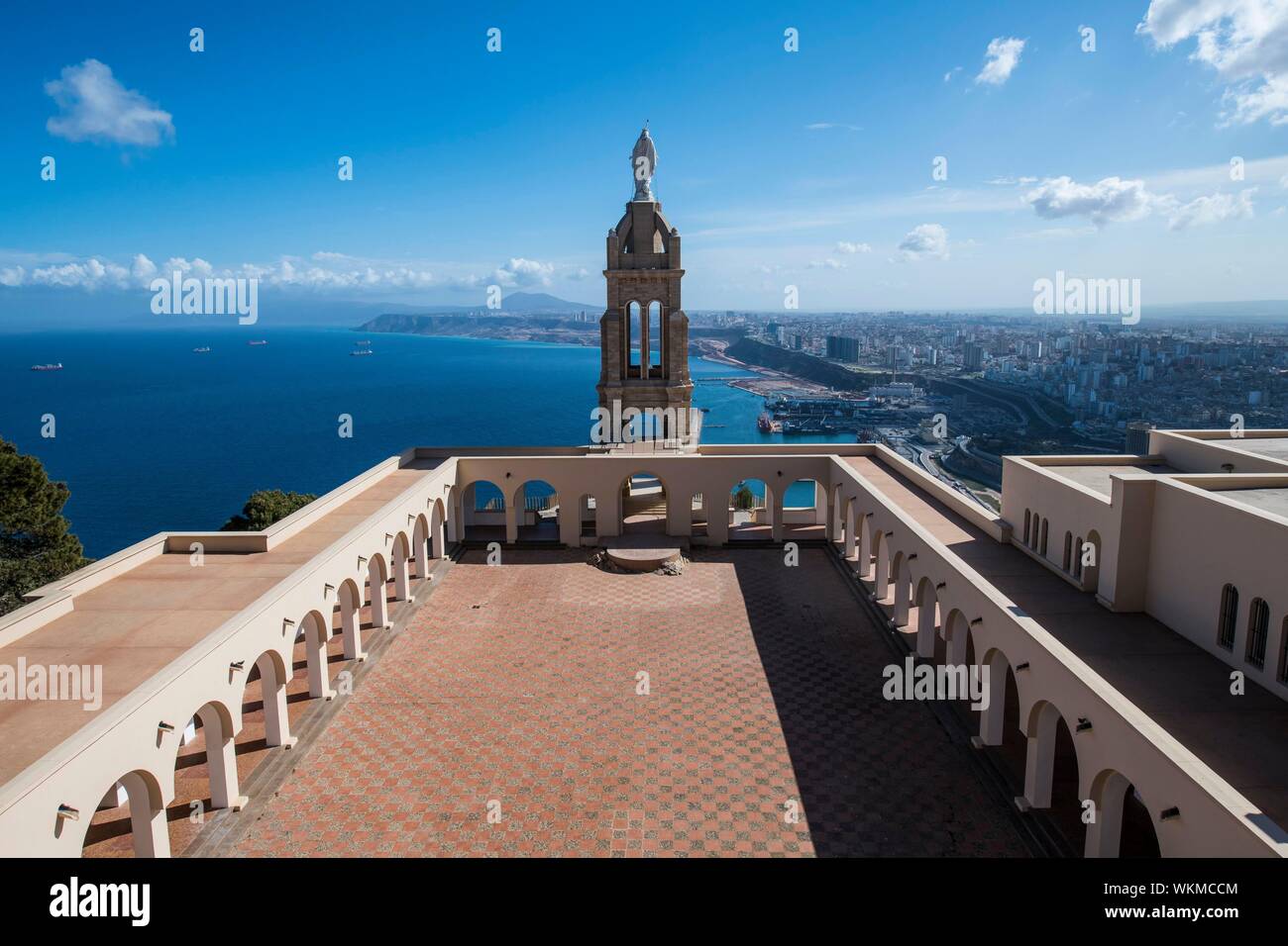 Si affacciano, Santa Cruz cattedrale con vista della città, Orano, in Algeria Foto Stock