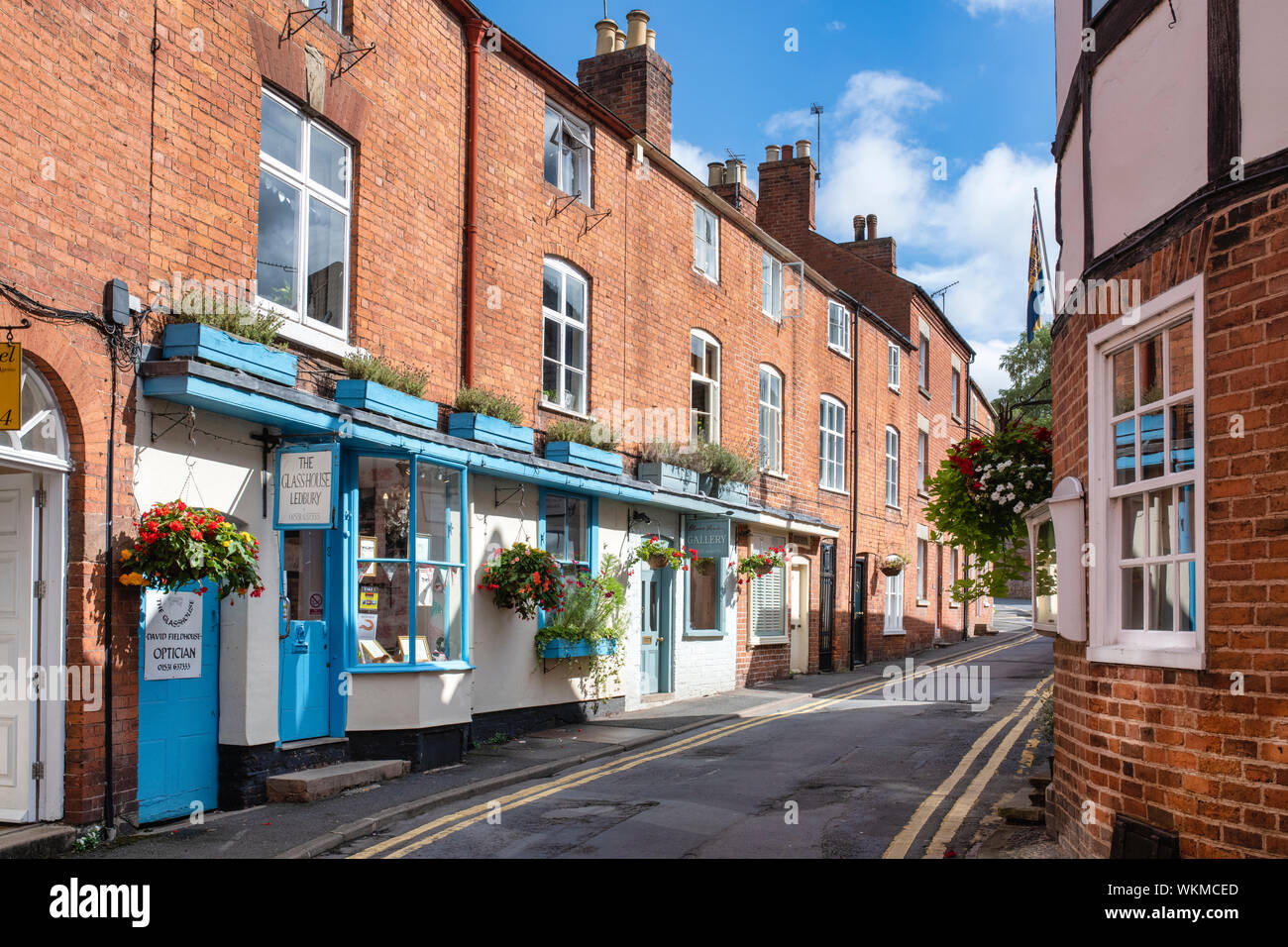 Rosso mattone edifici del periodo lungo Church street, Ledbury, Herefordshire, Inghilterra Foto Stock