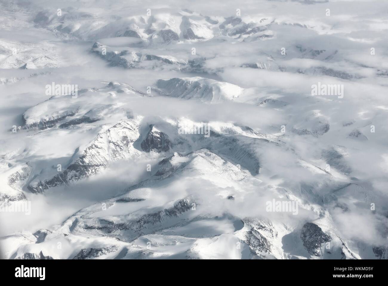 Vista dal piano di coperta di neve paesaggio montuoso, Vista panoramica, Groenlandia Foto Stock