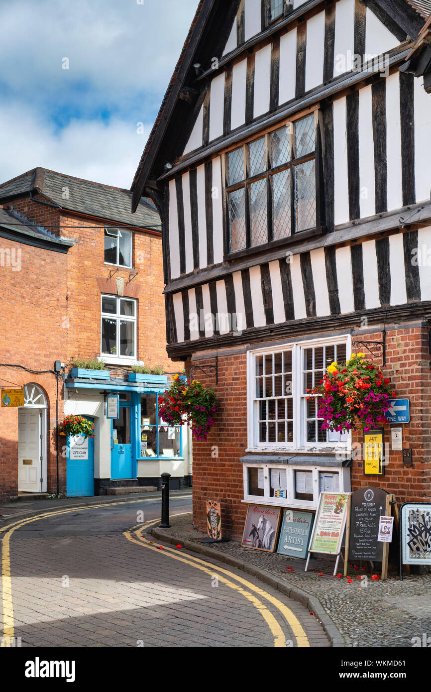 Rosso mattone edifici del periodo lungo Church street, Ledbury, Herefordshire, Inghilterra Foto Stock