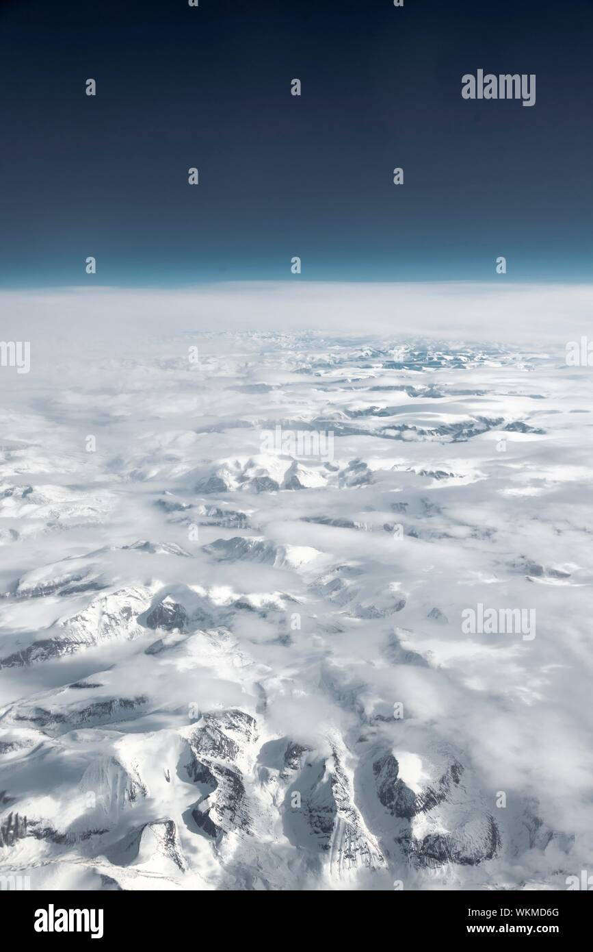 Vista dal piano di coperta di neve paesaggio montuoso, Horizon, Vista panoramica, Groenlandia Foto Stock