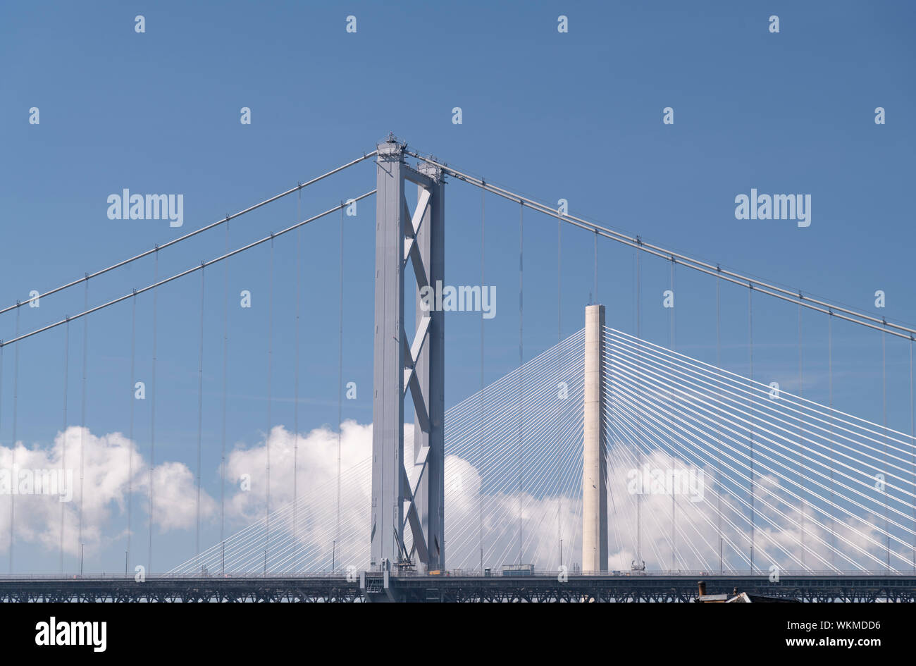 Torri di Forth Road Bridge e la Queensferry Crossing, Firth of Forth, Scozia Foto Stock
