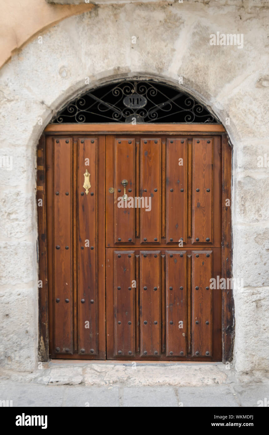 Vecchia porta in legno che conduce a Valladolid, "Castilla y Leon, Spagna. Foto Stock
