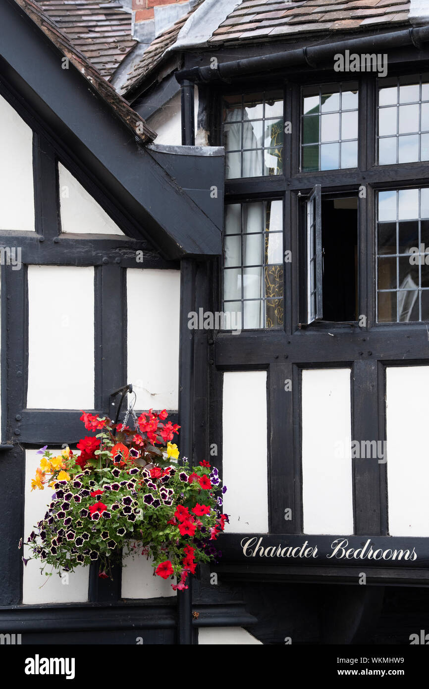 Floreali cesta appesa al di fuori della Talbot Hotel. Xvi secolo la struttura di legno edificio del periodo, Ledbury Herefordshire. Inghilterra Foto Stock