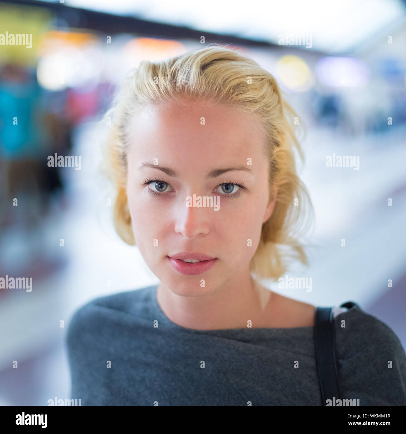 Giovane donna sulla piattaforma della stazione ferroviaria. Foto Stock