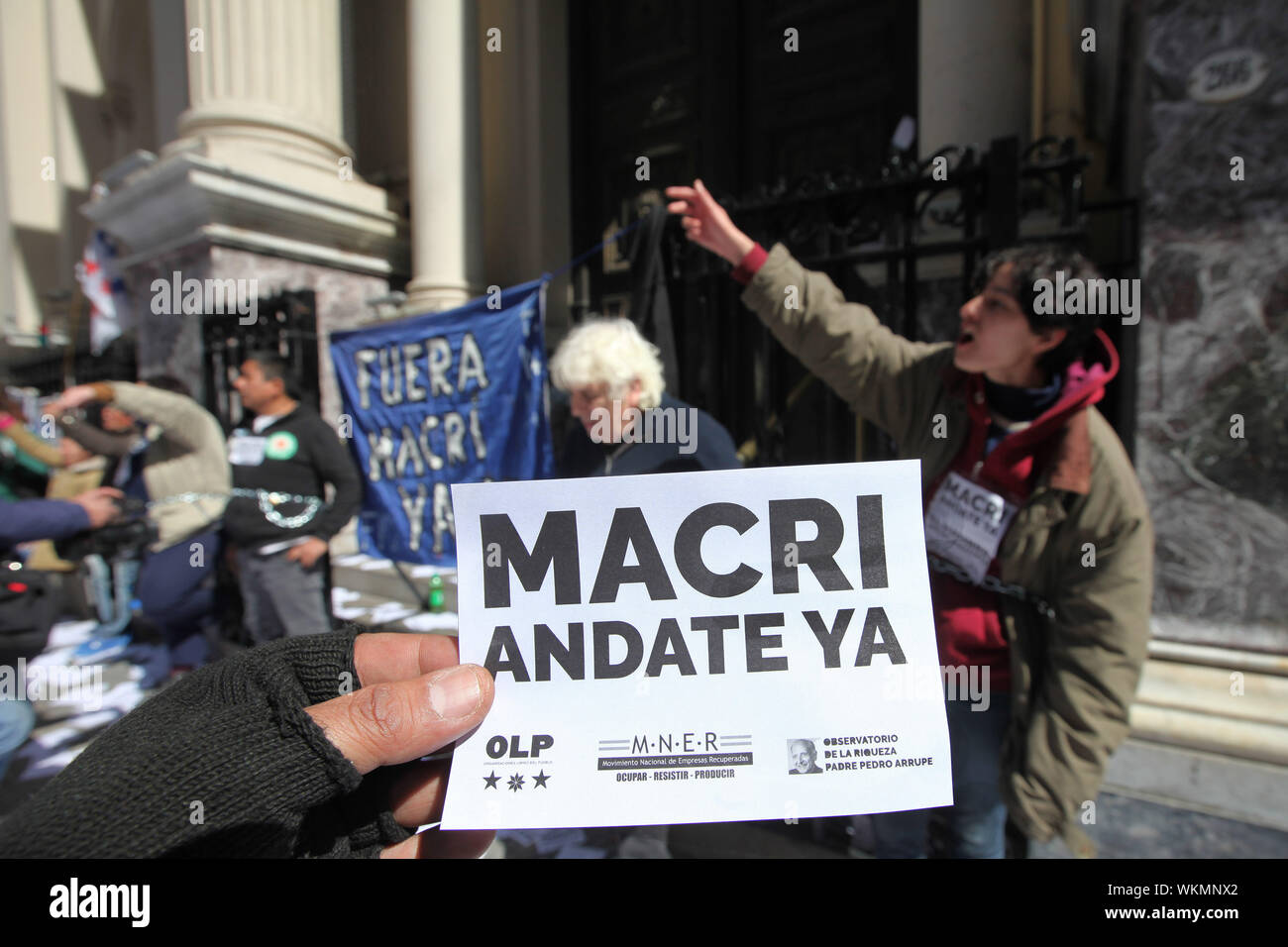 Buenos Aires, Buenos Aires, Argentina. 4 Sep, 2019. Recuperate i lavoratori della società incatenati stessi presso la banca centrale recinto per protestare contro la crisi economica. Credito: Claudio Santisteban/ZUMA filo/Alamy Live News Foto Stock