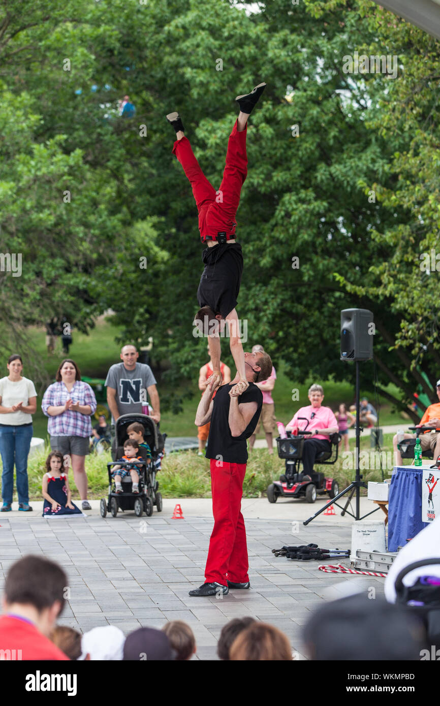 DES MOINES, IA /STATI UNITI D'America - 10 Agosto: pantaloni rossi mostrano acrobati David Graham, sotto e Tobin Renwick alla Iowa State Fair on August 10, 2014 in Des Moi Foto Stock
