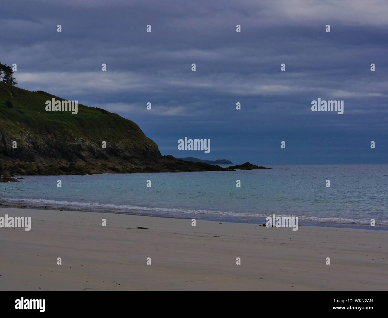 Plage de plouguerneau , presque île de kermorvan , bateau garés devant la plage avec des Falaises qui tombent dans l'océan , îlots Foto Stock