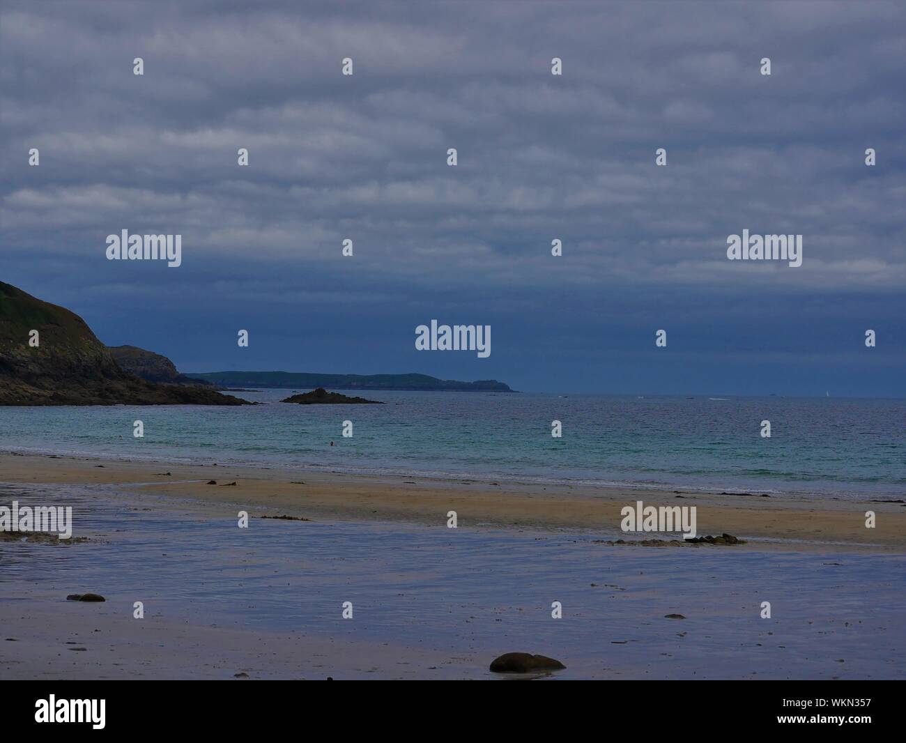 Plage de plouguerneau , presque île de kermorvan , bateau garés devant la plage avec des Falaises qui tombent dans l'océan , îlots Foto Stock