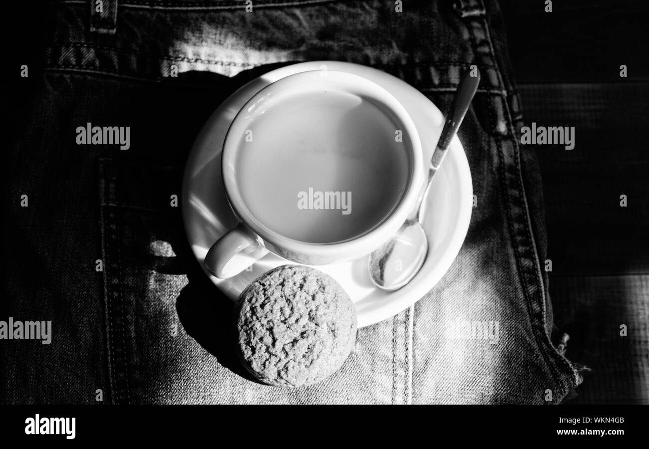 Verde di erbe o nero a foglia intera. Processo di infuso di tè tazza ceramica. Ispirazione e atmosfera pacifica. Spuntino veloce concetto. Rilassante tè camomilla. Cup la tazza di tè caldo e oat cookie. Tazza da tè riempiti vicino. Foto Stock