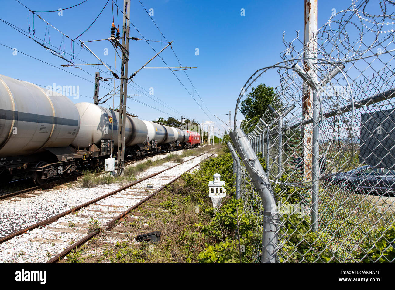 La Grecia, la frontiera a nord della Macedonia, merci treno attraversa il confine a Idomeni Foto Stock