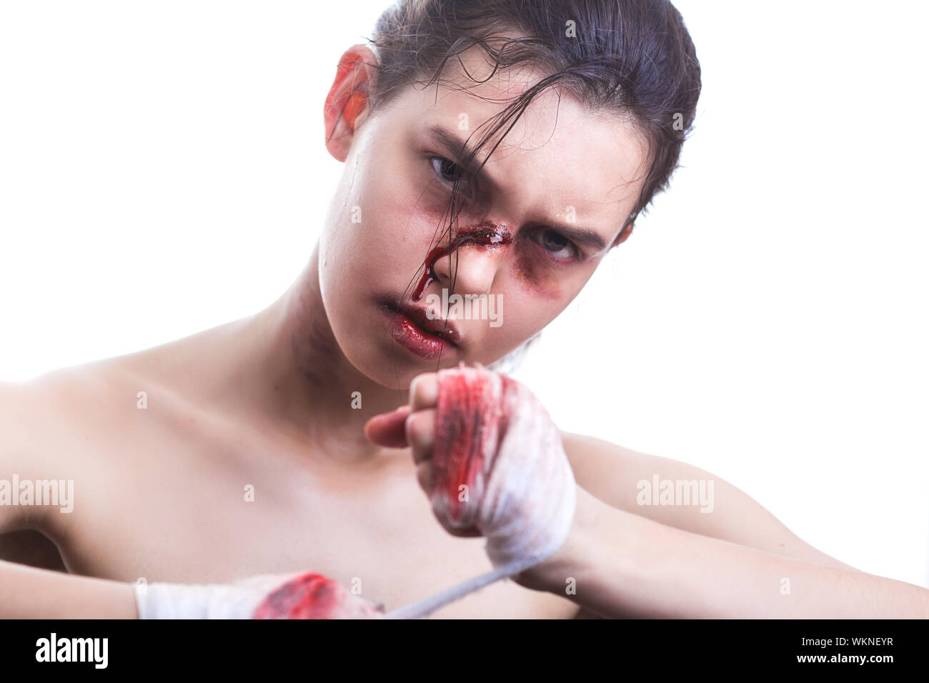 Bel ritratto di donna con sanguinose mani. Il concetto di indipendenza, il femminismo e la difesa dei loro diritti. Fight Club Foto Stock