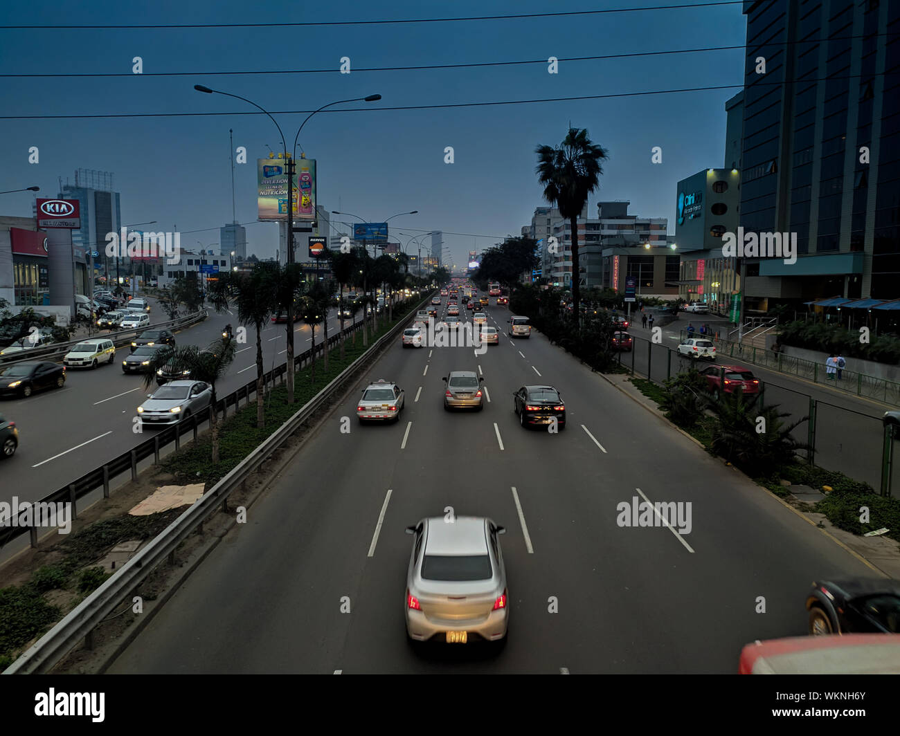 Il traffico pesante sulla principale autostrada Javier Prado nel quartiere di San Isidro Lima Peru Foto Stock