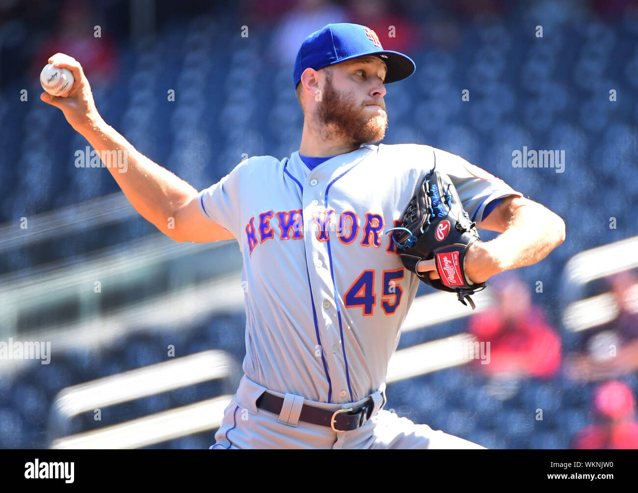 New York Mets a partire lanciatore Zack Wheeler passi contro i cittadini di Washington nel primo inning a Parco Nazionale di Washington il Mercoledì, 4 settembre 2019. Foto di Kevin Dietsch/UPI Foto Stock