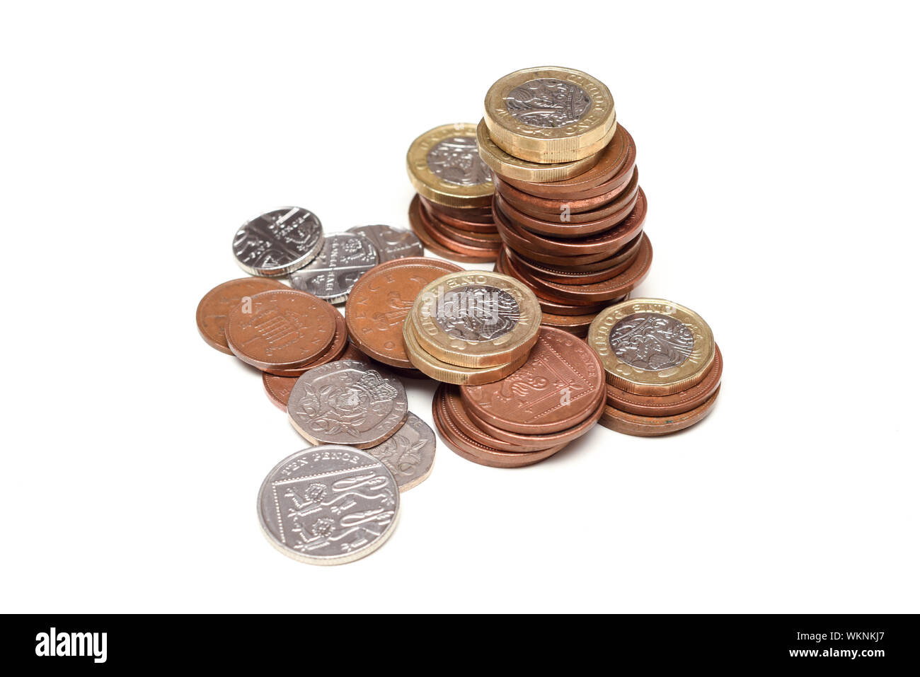 Monete isolato su bianco valuta britannica che rappresentano il Regno Unito economia e mercati Foto Stock