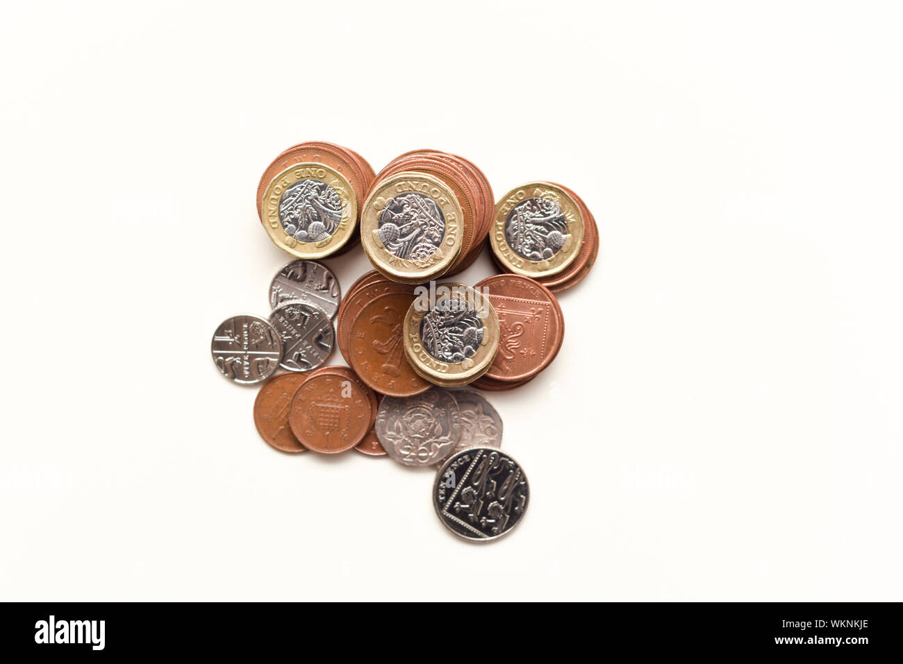 Monete isolato su bianco valuta britannica che rappresentano il Regno Unito economia e mercati Foto Stock