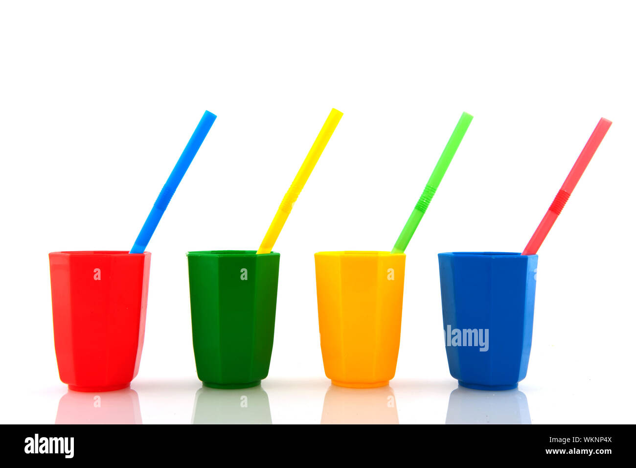 Colorati bicchieri in plastica con acqua potabile cannucce isolato su bianco Foto Stock
